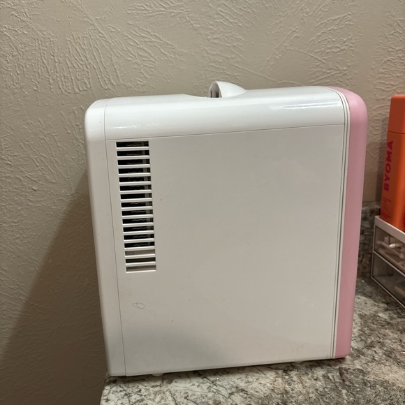 mini skincare fridge - Picture 4 of 6